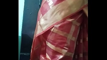 Sonam is wearing saree